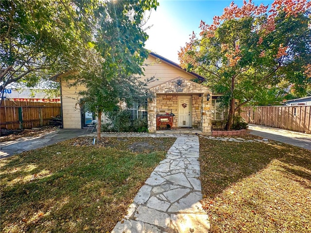 view of front of property featuring a front yard