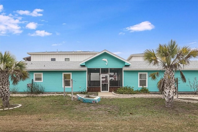 view of front facade featuring a front yard