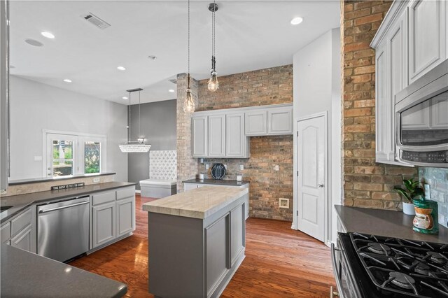 108 Black Diamond, Portland, TX 78374 - kitchen with stainless steel appliances, dark wood-type flooring, hanging light fixtures, decorative backsplash, and recessed lighting