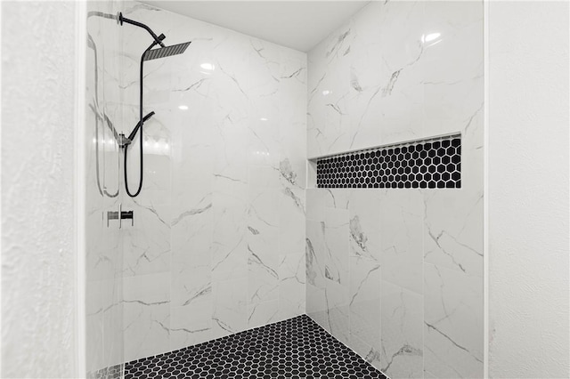 bathroom featuring a tile shower