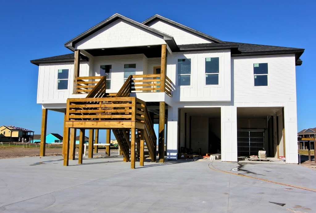 view of front of home with a carport