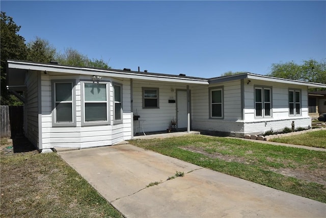 view of front of property featuring a front yard