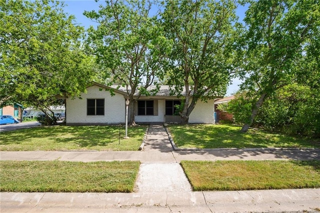 single story home with a front lawn