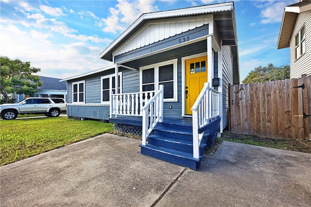 view of front facade featuring a front lawn