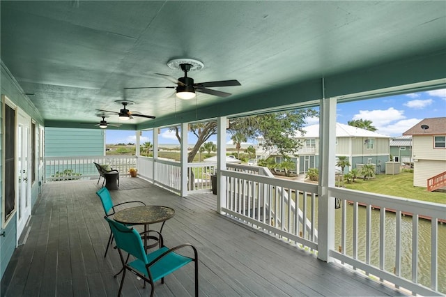 sunroom with ceiling fan