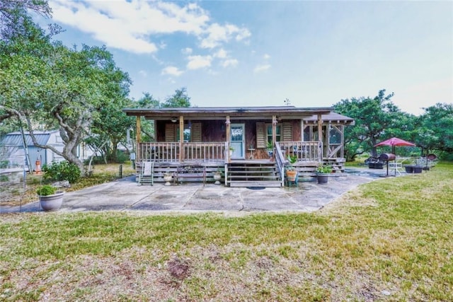 1820 16th St, Rockport, TX 78382 - view of front of home featuring a front yard and a porch