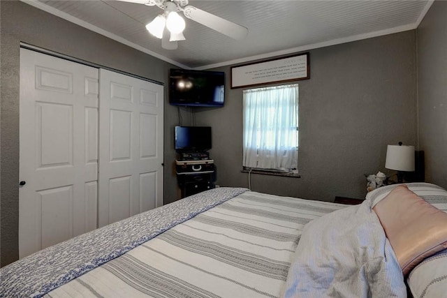 1820 16th St, Rockport, TX 78382 - bedroom with a closet, ornamental molding, and a ceiling fan