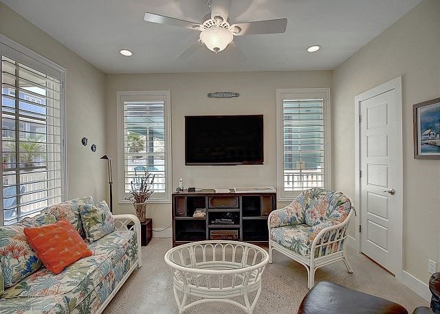 903 Banyan Beach Dr, Port Aransas, TX 78373 - living area with baseboards, a ceiling fan, carpet, and recessed lighting