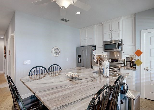 dining space with ceiling fan