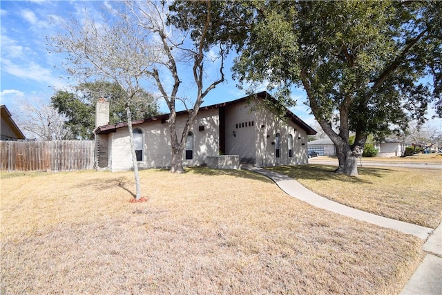 view of front of house featuring a front lawn