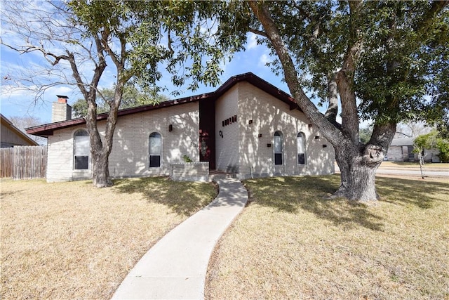 view of front facade featuring a front lawn