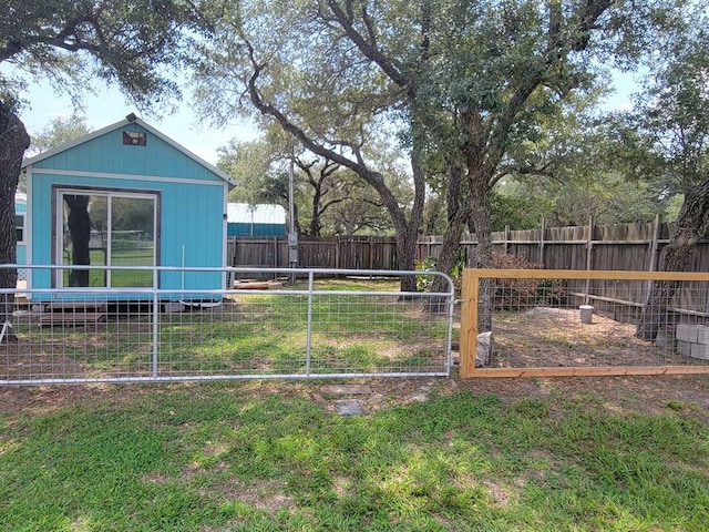 view of yard featuring an outbuilding