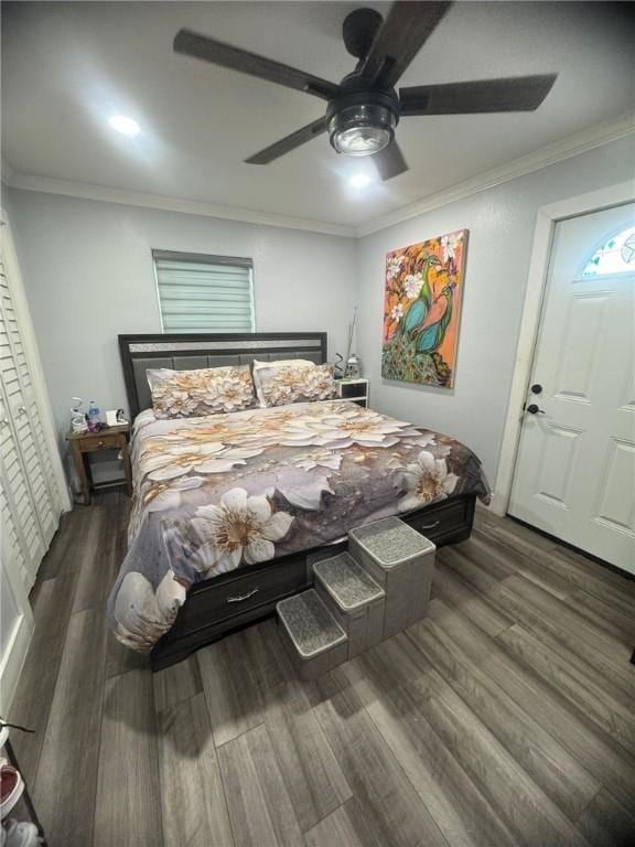 2774 Dallas Ave, Ingleside, TX 78362 - bedroom with wood finished floors, crown molding, and ceiling fan