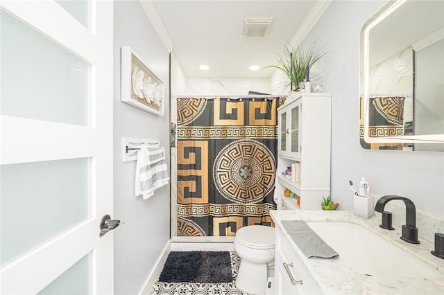 2774 Dallas Ave, Ingleside, TX 78362 - bathroom featuring vanity, toilet, crown molding, curtained shower, and recessed lighting