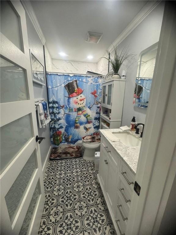 2774 Dallas Ave, Ingleside, TX 78362 - full bath featuring vanity, crown molding, a shower with curtain, and toilet