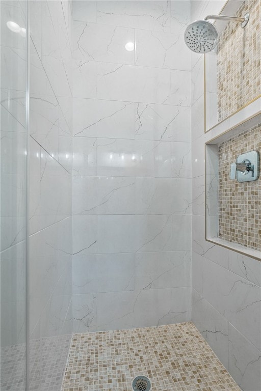 bathroom featuring tiled shower