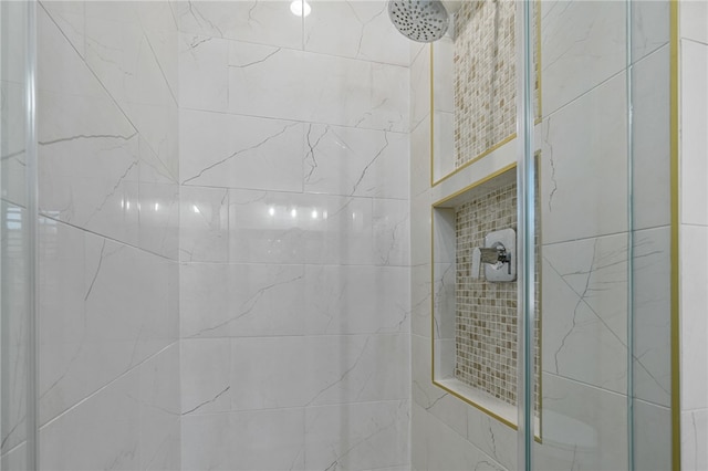 bathroom featuring a tile shower