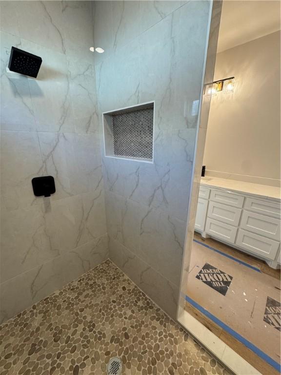 11517 Willowood Creek Dr, Corpus Christi, TX 78410 - bathroom with tiled shower and vanity