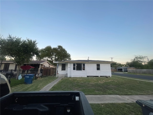 view of front of property with a front yard