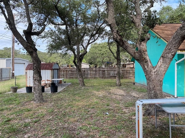 view of yard with a storage shed