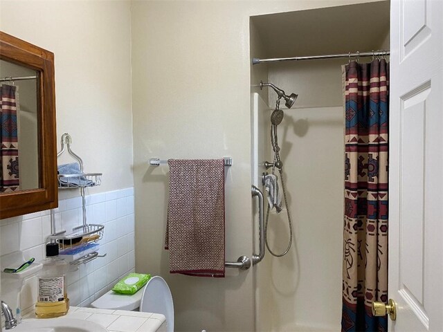 bathroom with sink, walk in shower, toilet, and decorative backsplash