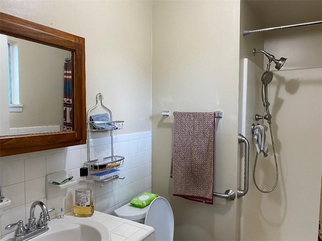 bathroom with toilet, backsplash, and sink