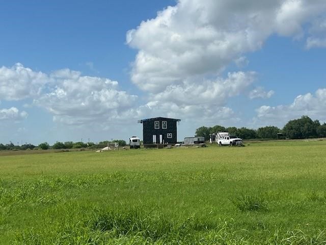 view of yard featuring a rural view