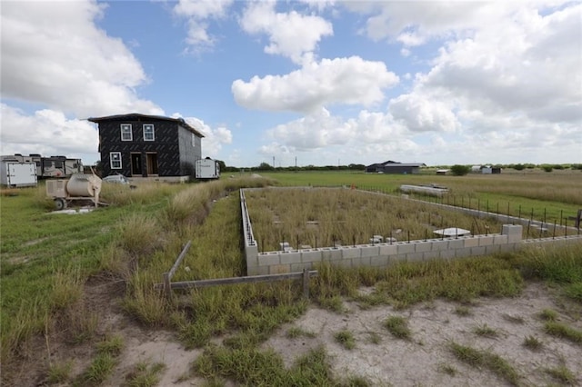 view of yard featuring a rural view