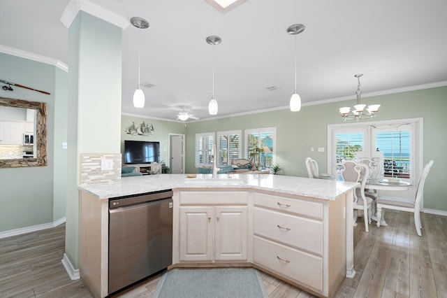 kitchen featuring tasteful backsplash, crown molding, stainless steel appliances, and light hardwood / wood-style floors