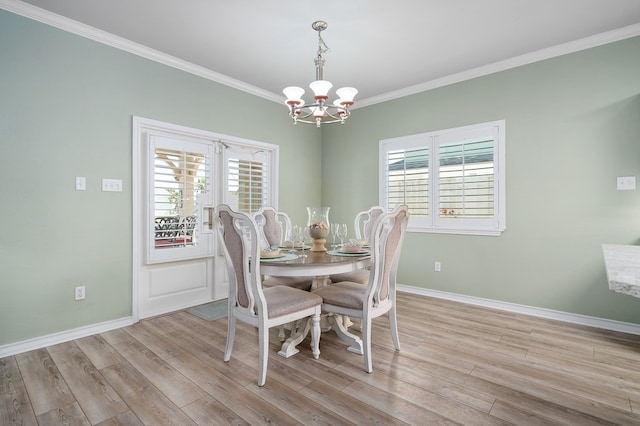 dining room featuring an inviting chandelier, crown molding, and light hardwood / wood-style flooring