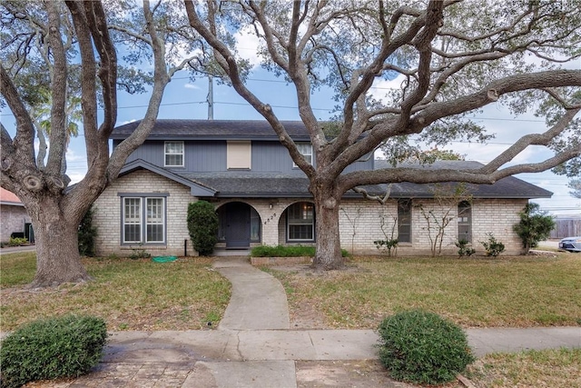 view of front of home featuring a front lawn