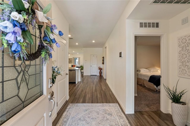 foyer featuring baseboards, visible vents, dark wood-style flooring, and recessed lighting