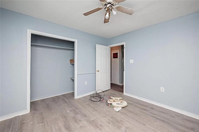 unfurnished bedroom featuring a ceiling fan, light wood-type flooring, a closet, and baseboards