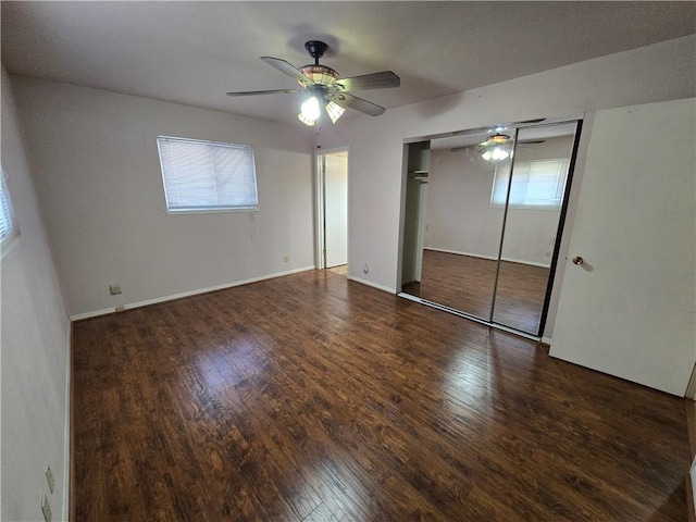 unfurnished bedroom featuring ceiling fan, a closet, baseboards, and wood finished floors