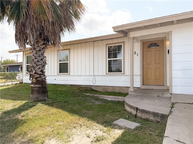 1021 Dona Dr, Corpus Christi, TX 78407 - entrance to property featuring a lawn and board and batten siding