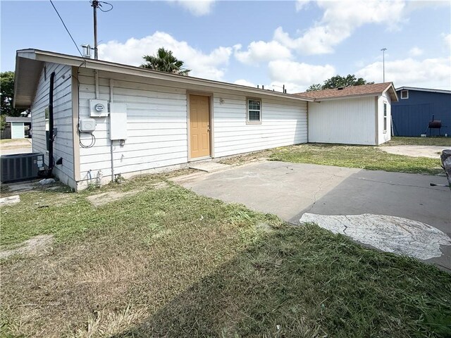 1021 Dona Dr, Corpus Christi, TX 78407 - rear view of house featuring a patio area, central AC, and a yard