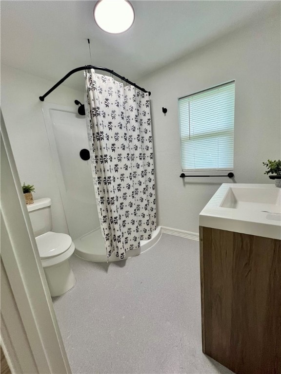 bathroom with a shower with shower curtain, vanity, and toilet