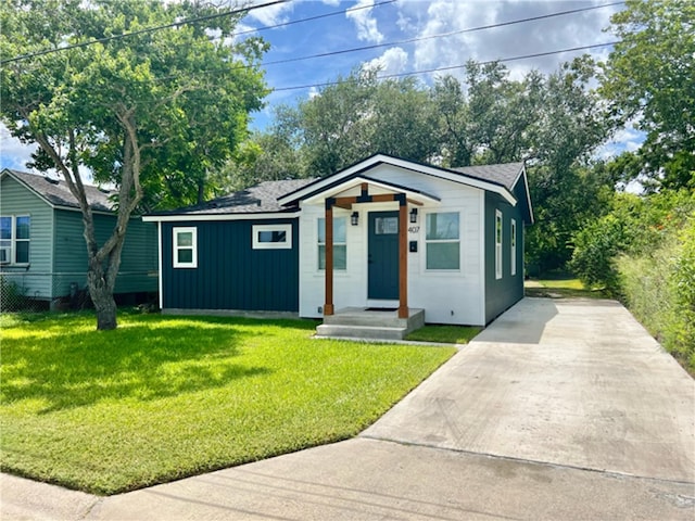 view of front facade with a front yard