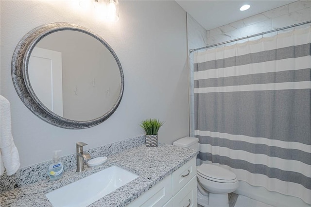 bathroom with a shower with shower curtain, vanity, and toilet