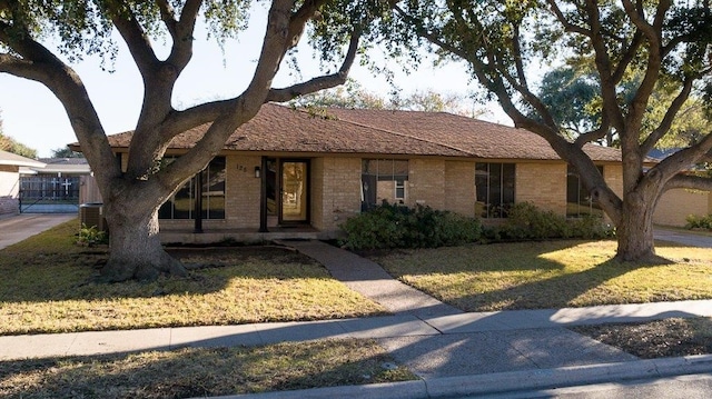 ranch-style house featuring a front yard