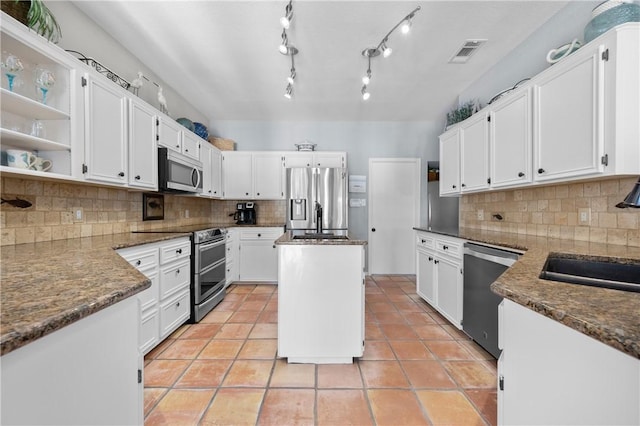 kitchen featuring a sink, light tile patterned flooring, visible vents, and stainless steel appliances