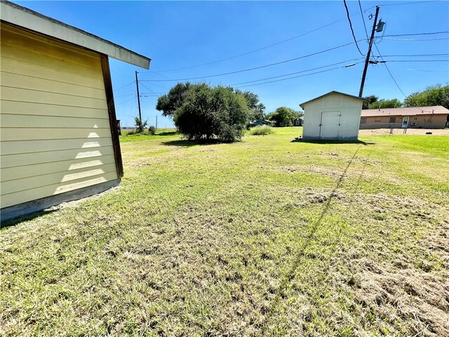 view of yard with a shed