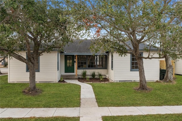 view of front of house featuring a front yard