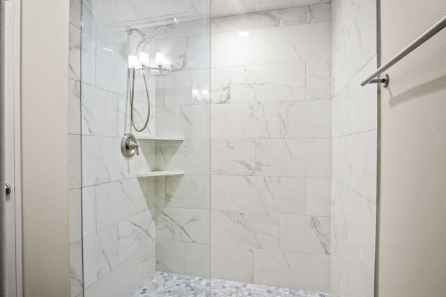 bathroom featuring a tile shower