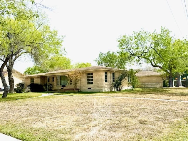 602 E 6th St, Bishop, TX 78343 - ranch-style house with a front lawn