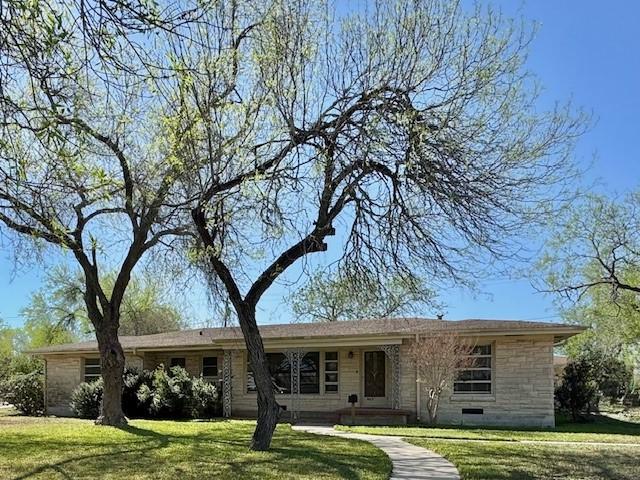 ranch-style home featuring crawl space and a front lawn