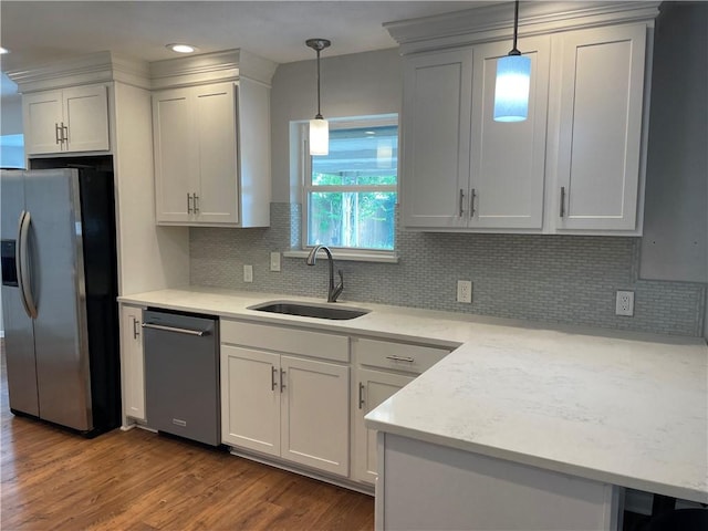4513 Snead Dr, Corpus Christi, TX 78413 - kitchen featuring stainless steel appliances, a sink, wood finished floors, a peninsula, and pendant lighting