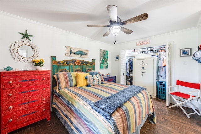 bedroom with a closet, ceiling fan, crown molding, and dark hardwood / wood-style floors