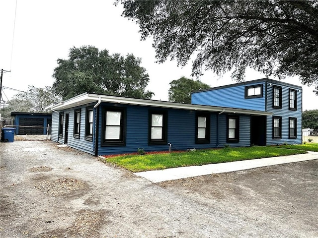 view of front of house with driveway and an outdoor structure