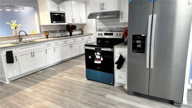 kitchen with stainless steel refrigerator with ice dispenser, electric range oven, a sink, built in microwave, and under cabinet range hood